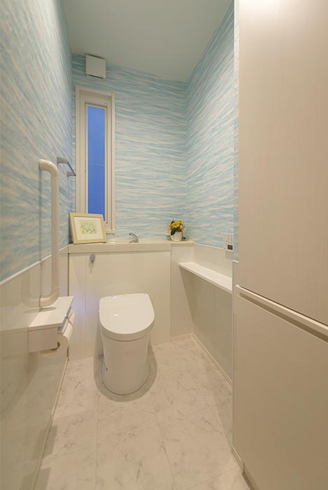 東京セキスイハイム建築実例_ブルーのクロスで爽やかに演出した1階トイレ