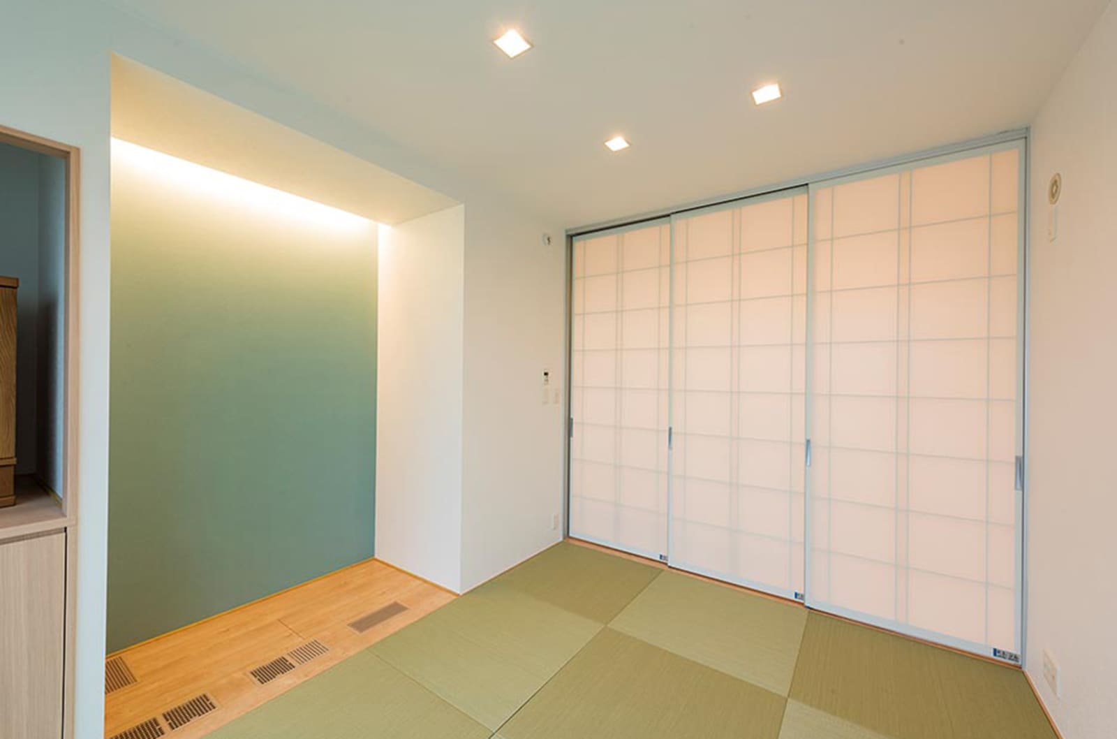 東京セキスイハイム建築実例_爽やかなグリーンのクロスを採用し清々しい雰囲気を演出したモダンな和室