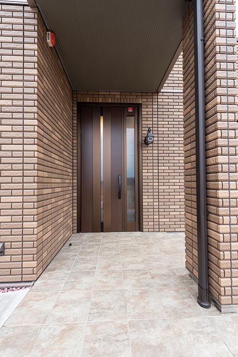 東京セキスイハイム建築実例_重厚感のある邸宅にふさわしい、奥行きのある玄関ポーチ