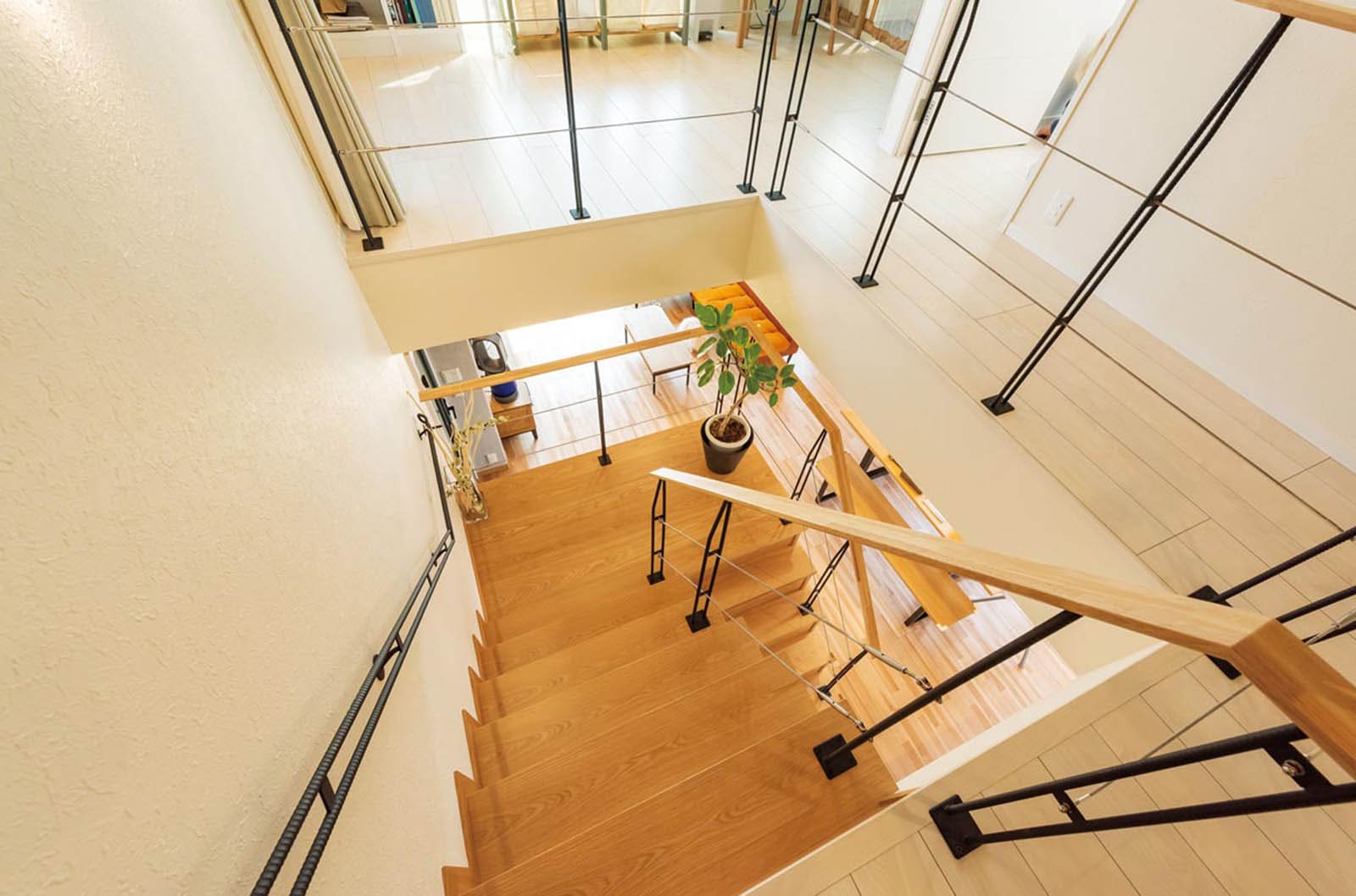 東京セキスイハイム建築実例_木とアイアンを採用した階段の手すり