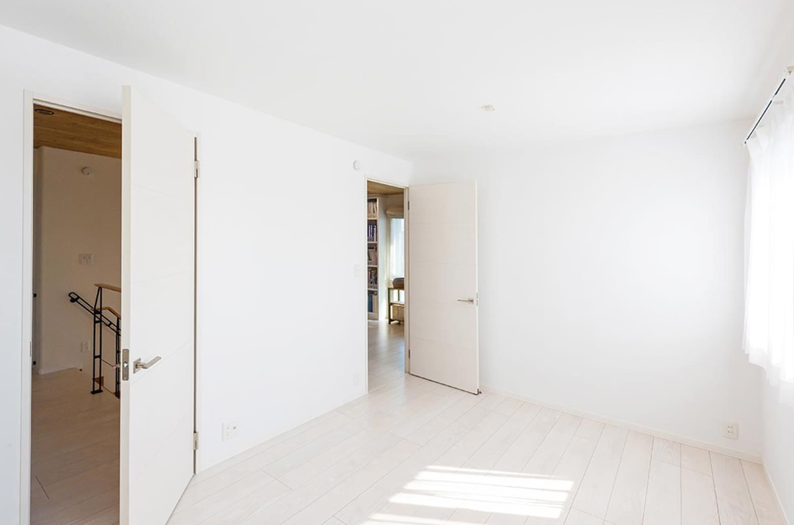 東京セキスイハイム建築実例_間仕切って2部屋として使用できるようにドアを2つ設けた子供室