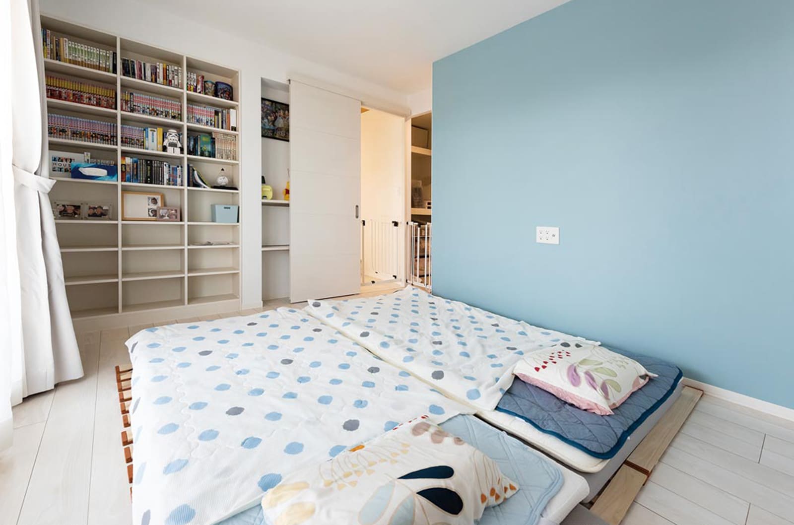 東京セキスイハイム建築実例_ブルーのアクセントクロスが映えるご夫妻の寝室