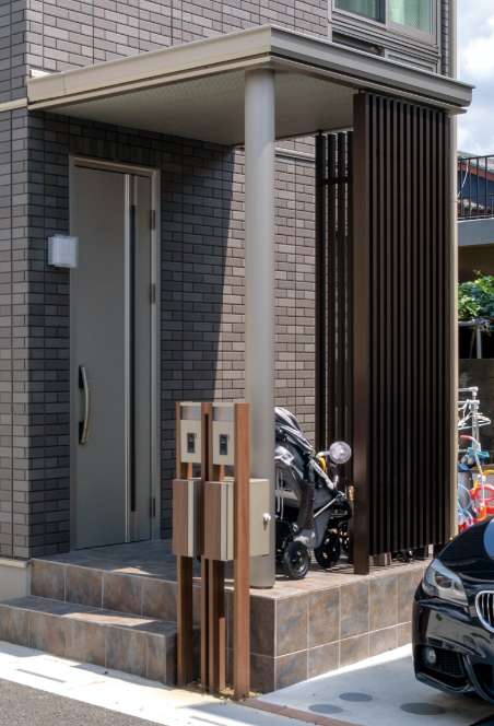 東京セキスイハイム建築事例_格子が印象的な玄関ポーチ