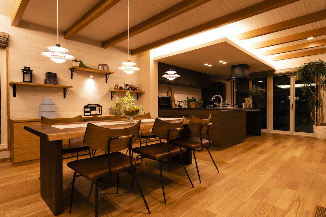 鶴見デシオ展示場_夜間_1Fキッチンダイニング