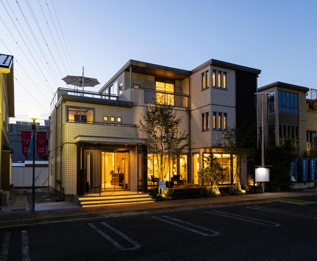 川口鳩ヶ谷デシオ展示場 夜外観