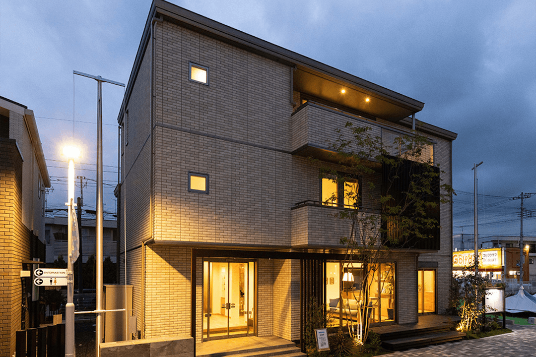 北浦和デシオ展示場_夜外観