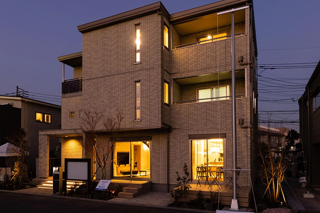 草加デシオ展示場_夜外観