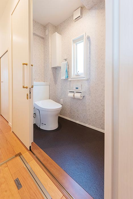東京セキスイハイム建築実例_３連の引き戸とL型手すりを採用トイレ