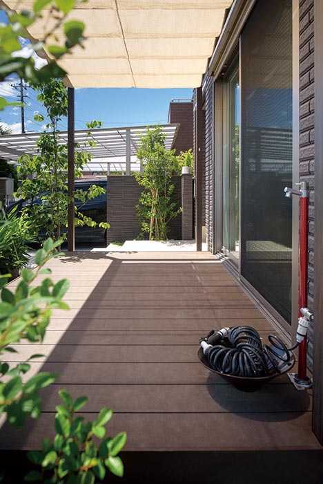 東京セキスイハイム建築実例_リビングと庭をつなぐウッドデッキ