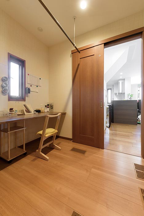 東京セキスイハイム建築実例_キッチンと洗面脱衣室の間の家事室