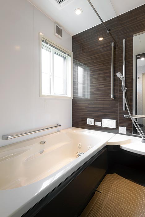 東京セキスイハイム建築実例_茶色をアクセントカラーにした浴室