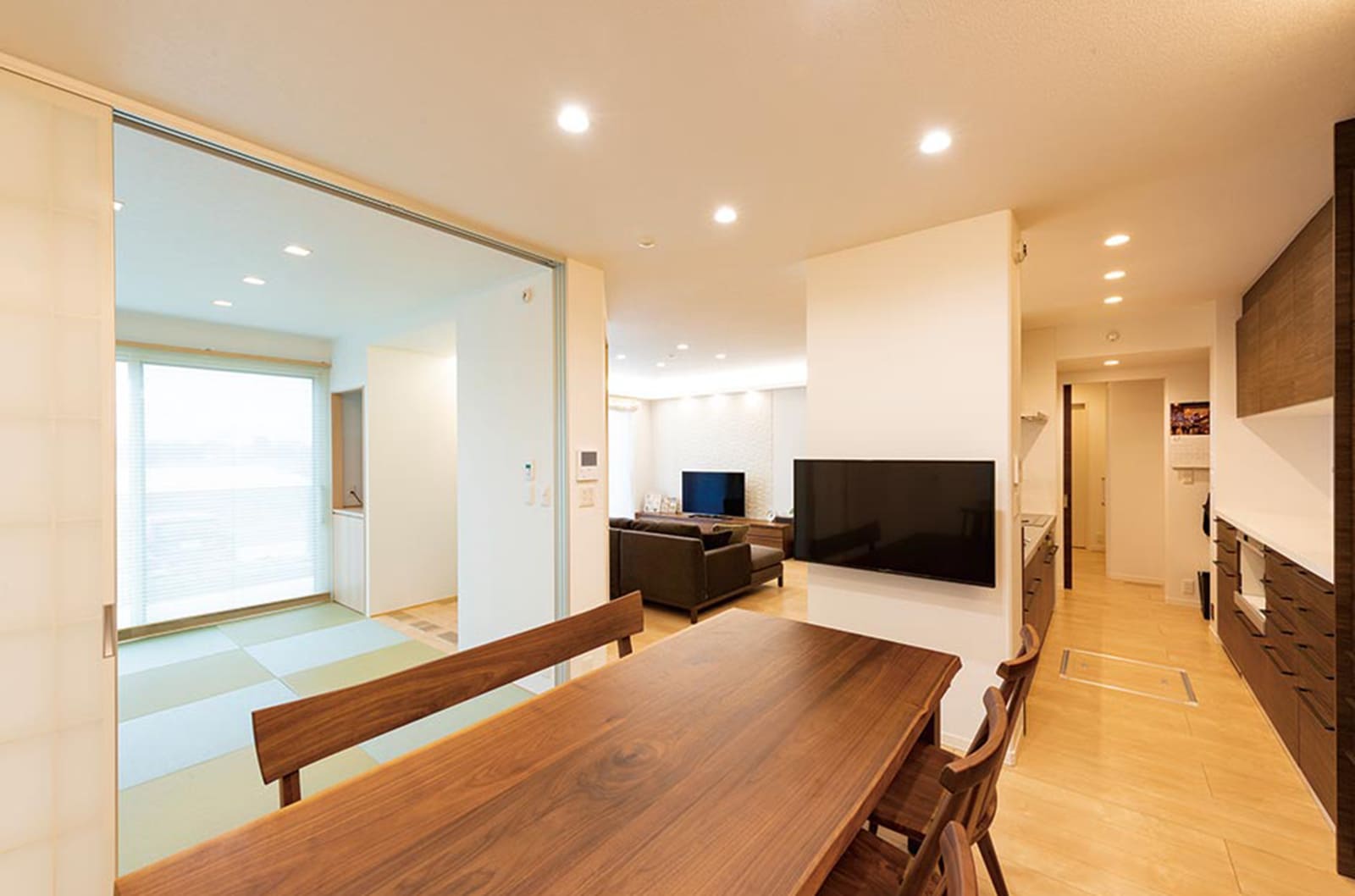 東京セキスイハイム建築実例_ダイニングから和室、リビング、キッチンを見渡すことができます