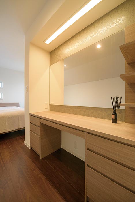 東京セキスイハイム建築実例_主寝室の奥に造作したドレッサー