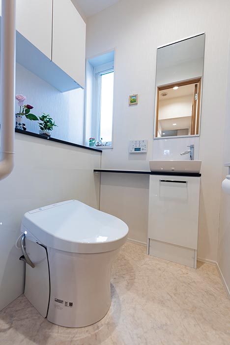 東京セキスイハイム建築実例_手洗い器や飾り棚を設けた1階トイレ