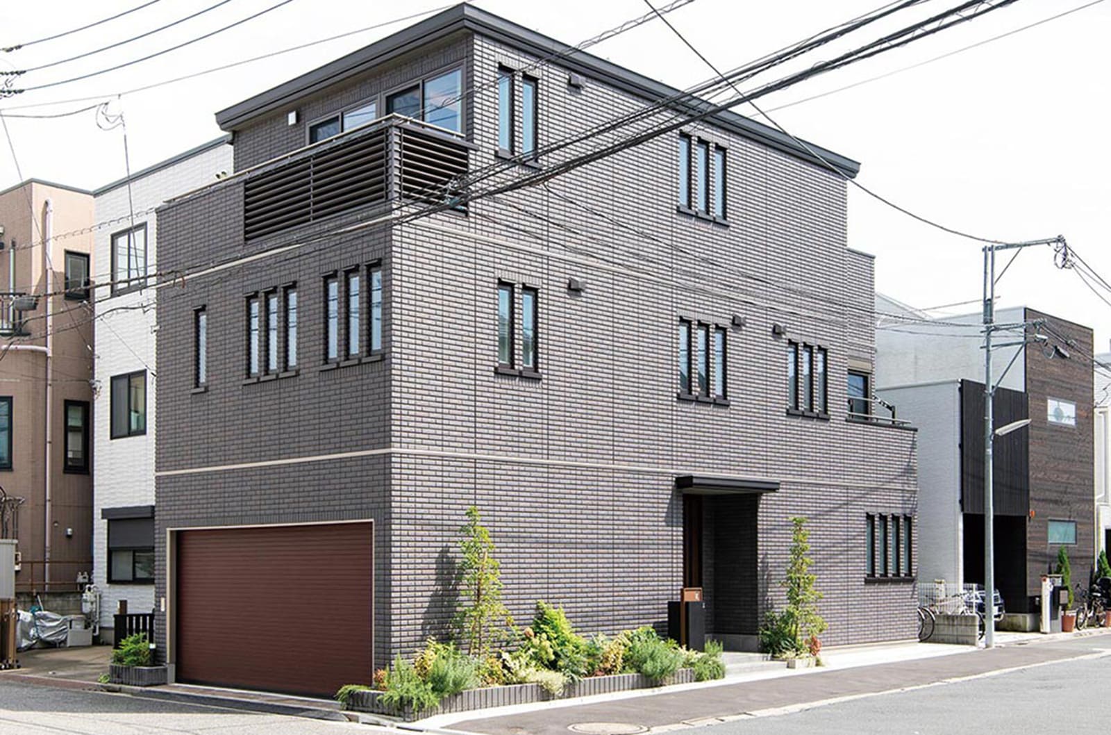 東京セキスイハイム建築実例_外壁にはブラウンのレジデンスタイルを採用