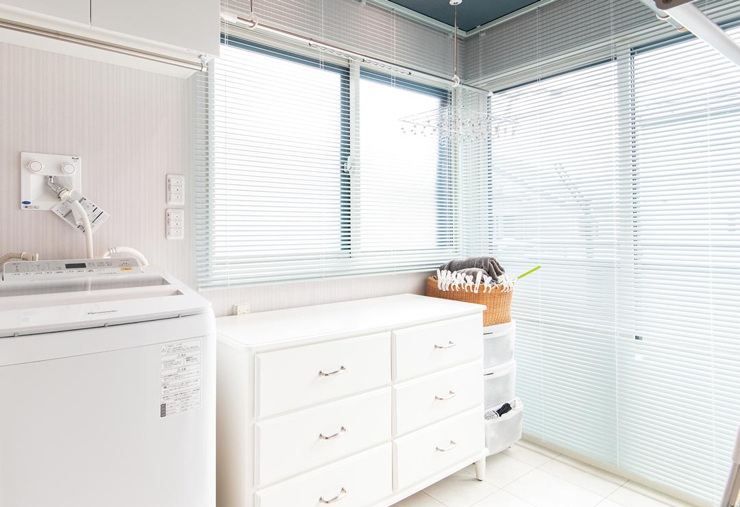 東京セキスイハイム建築実例_白を基調とした清潔感溢れる脱衣室