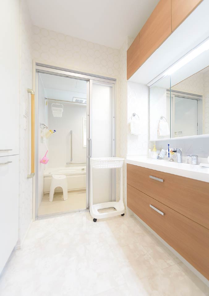 東京セキスイハイム建築実例_親世帯清潔感のある1階洗面脱衣室＆浴室
