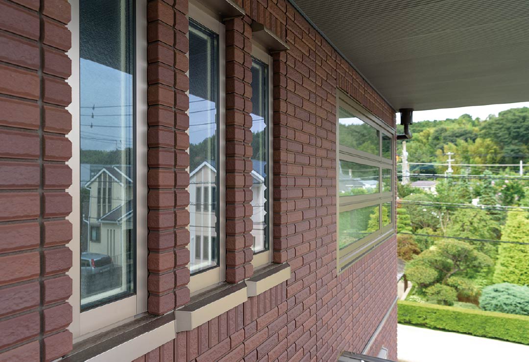 東京セキスイハイム建築実例_窓には雨水で自浄できるアクアコートガラスを採用