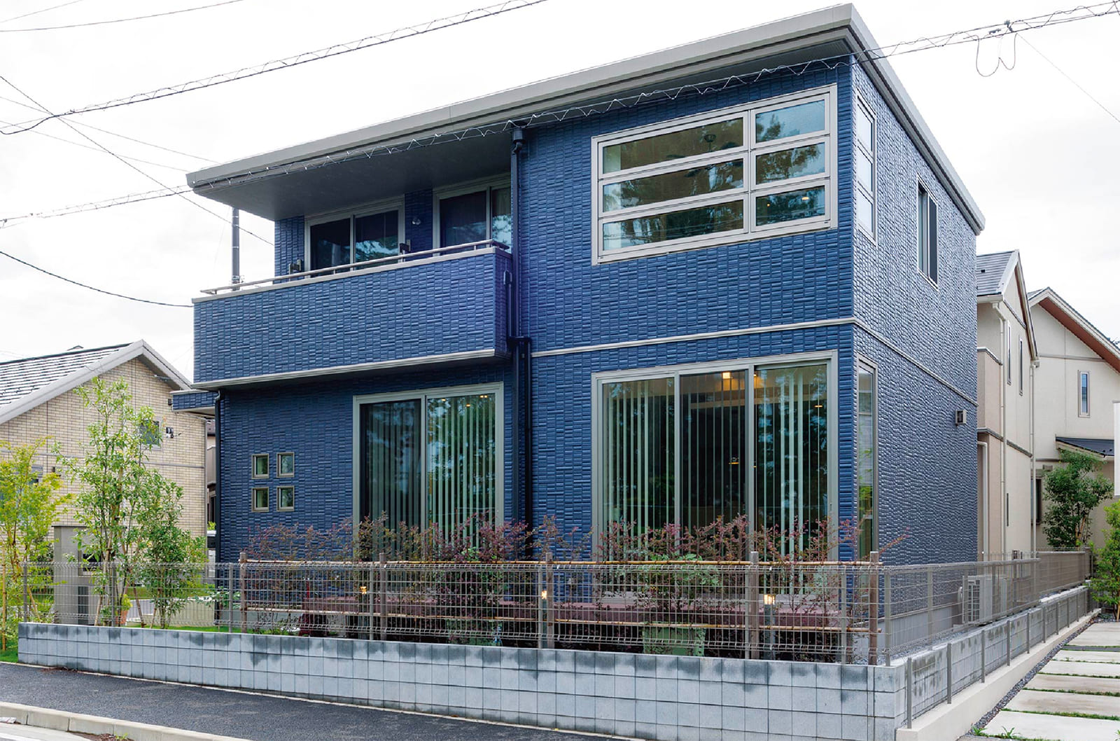 東京セキスイハイム建築実例_伸びやかなフラットルーフとダークブルーマイカのジオマイト外壁が生み出すモダンな佇まい