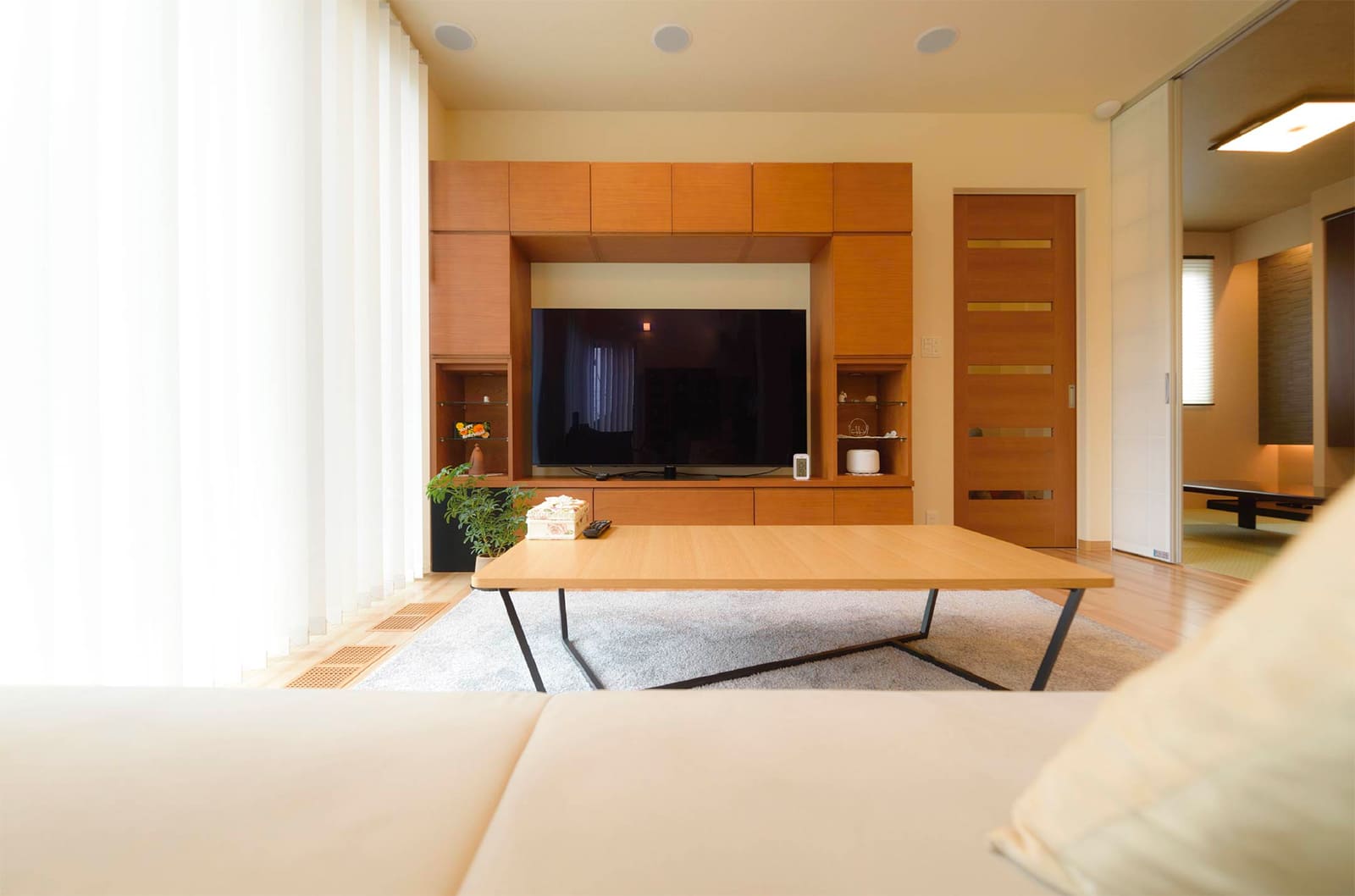 東京セキスイハイム建築実例_収納と飾り棚を兼ねたテレビボードを配したリビング