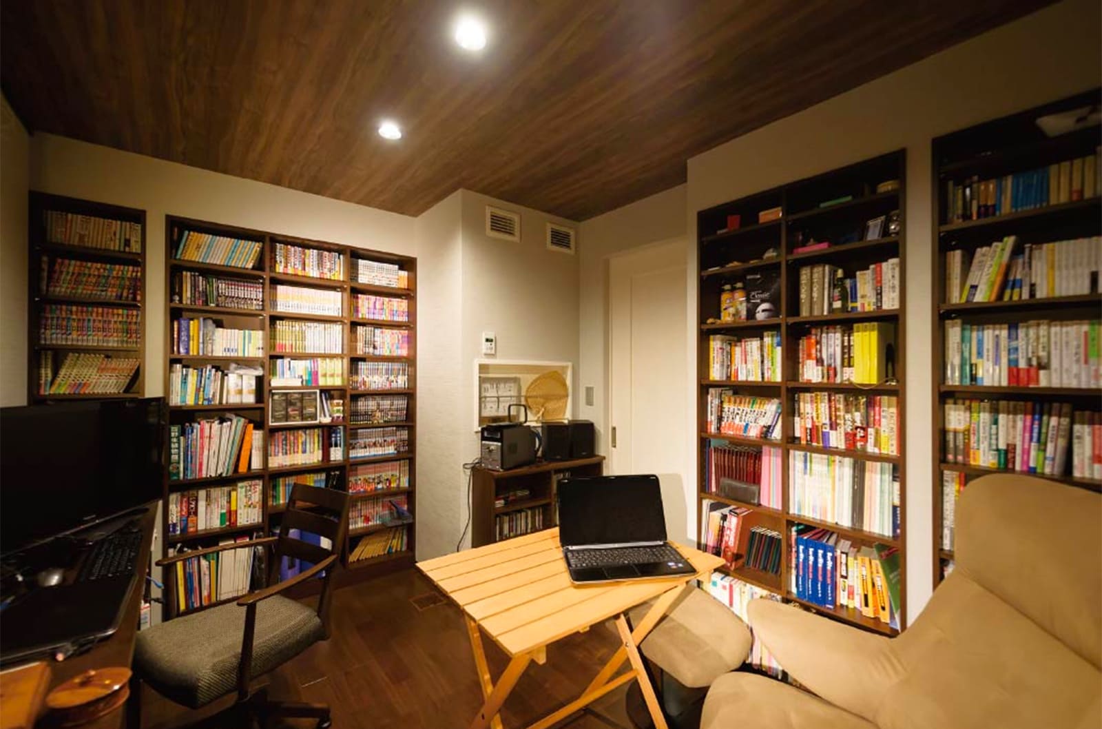 東京セキスイハイム建築実例_書斎は木目の天井クロスを用い、落ち着いた空間に