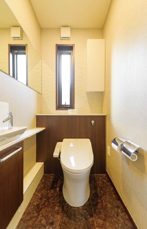東京セキスイハイム建築実例_大理石調の床とガウディアを張った壁のコントラストが印象的なトイレ