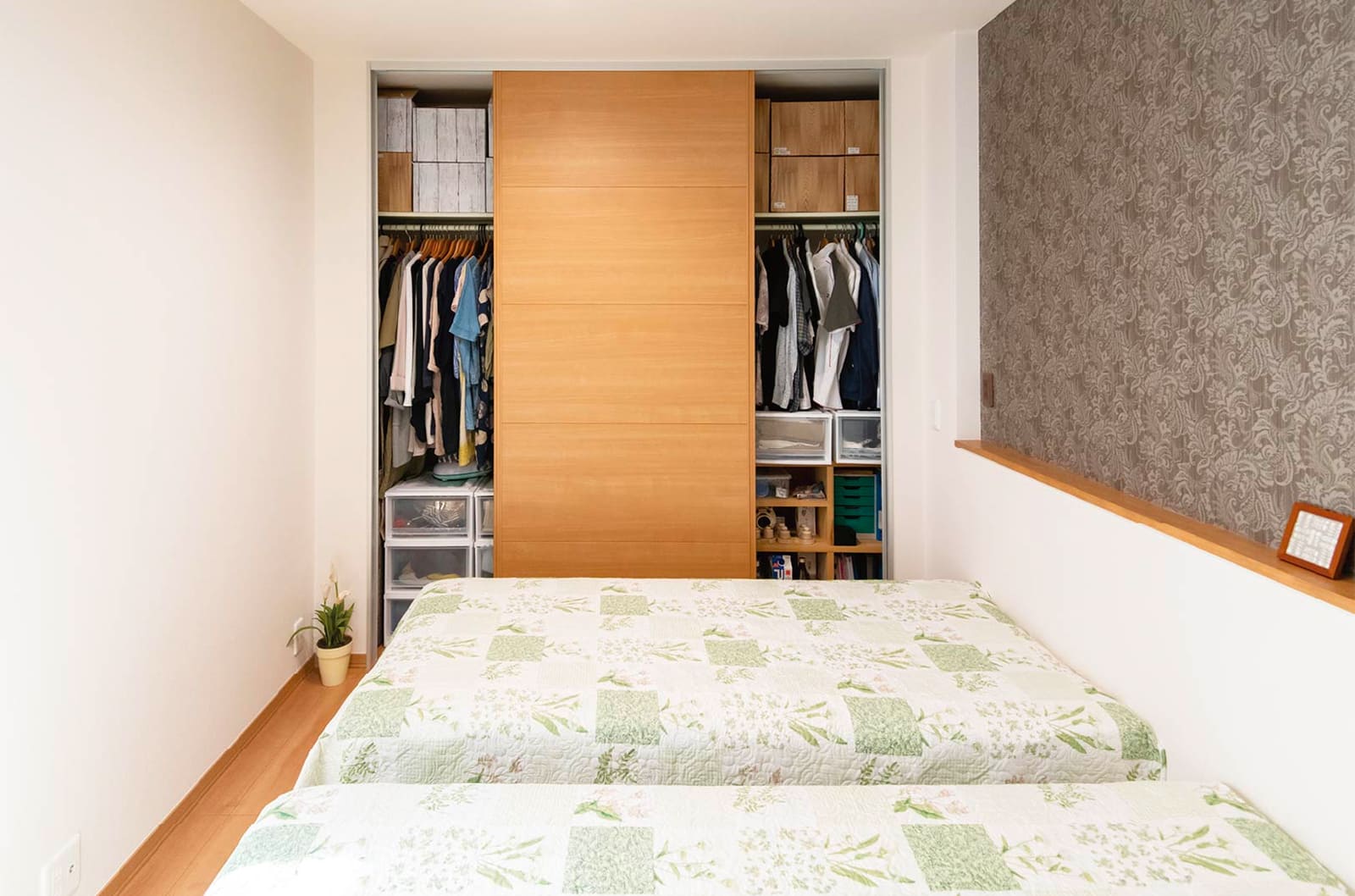 東京セキスイハイム建築実例_アクセントクロスが印象的なご夫妻の寝室