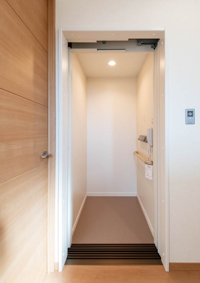 東京セキスイハイム建築実例_ホームエレベータで各階の移動もスムーズ