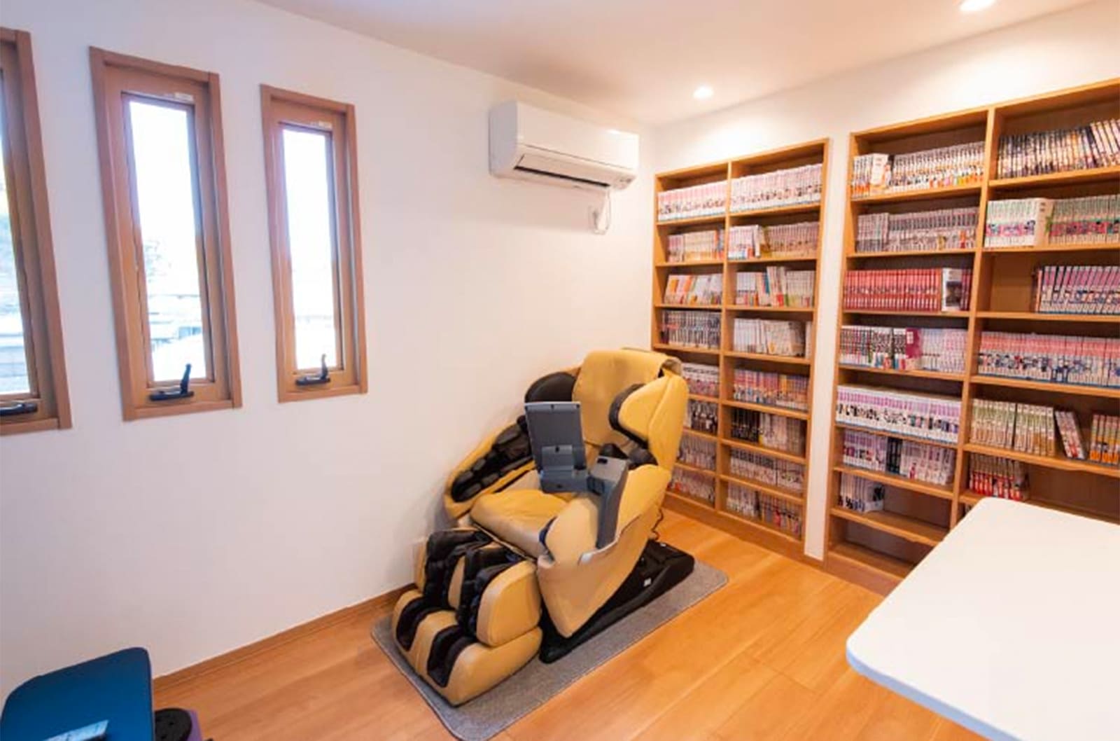 東京セキスイハイム建築実例_マッサージチェアや造り付けの書棚を配した3階のリラクゼーションルーム