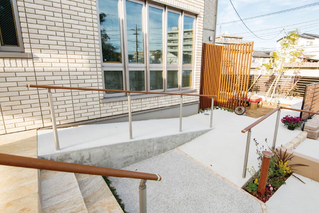 東京セキスイハイム建築実例_路から玄関まで段差なく移動できるようスロープを設置