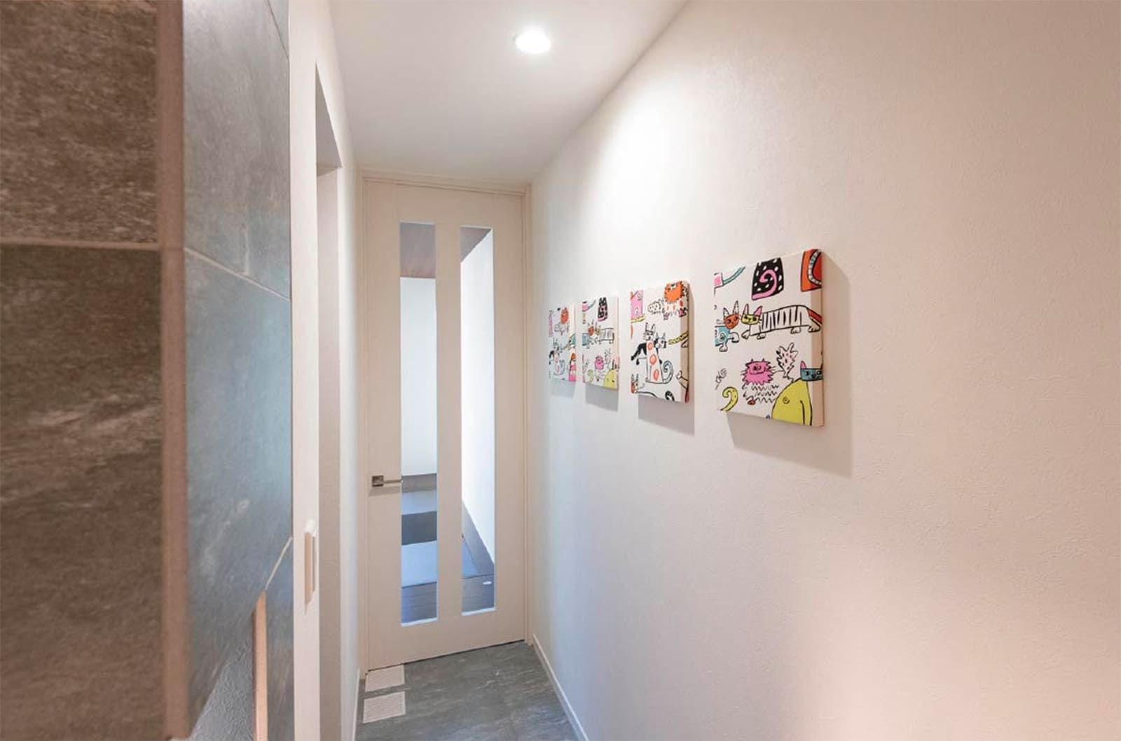 東京セキスイハイム建築実例_猫をモチーフにしたファブリックパネルが飾らた1階の廊下