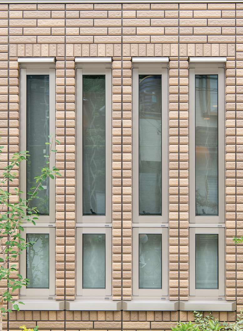 東京セキスイハイム建築事例_外壁タイルと調和した4連窓
