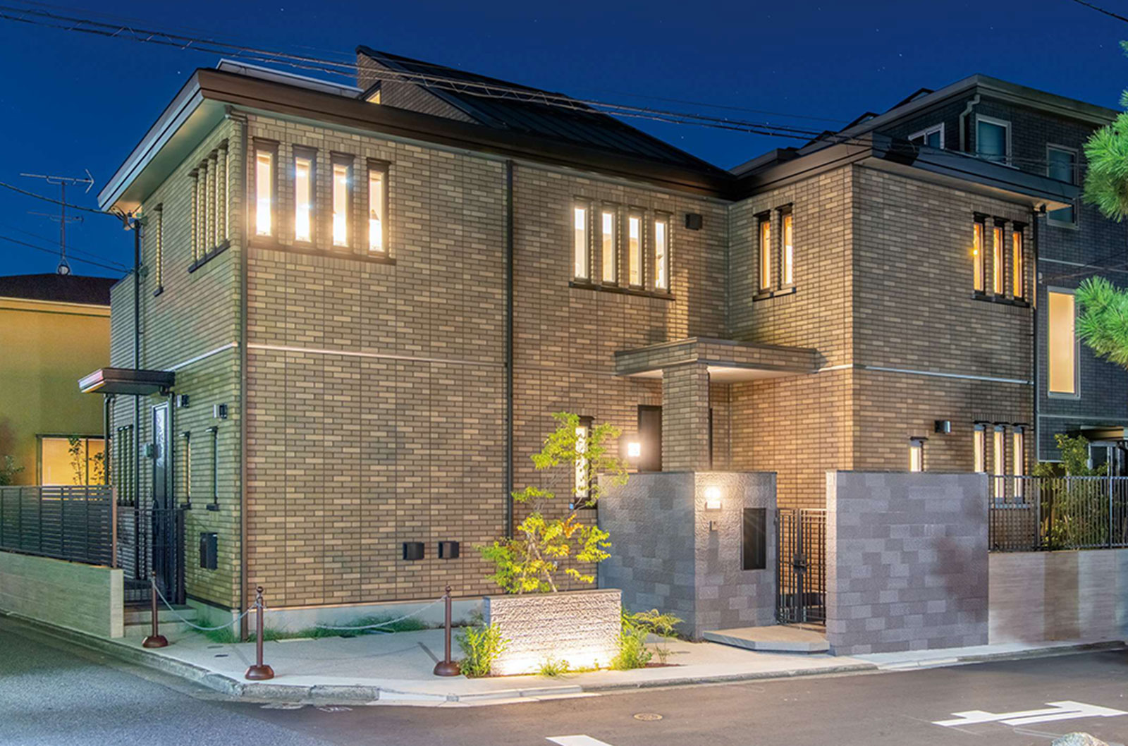 東京セキスイハイム建築事例_ライトアップされたメイン玄関側の外構とファサード