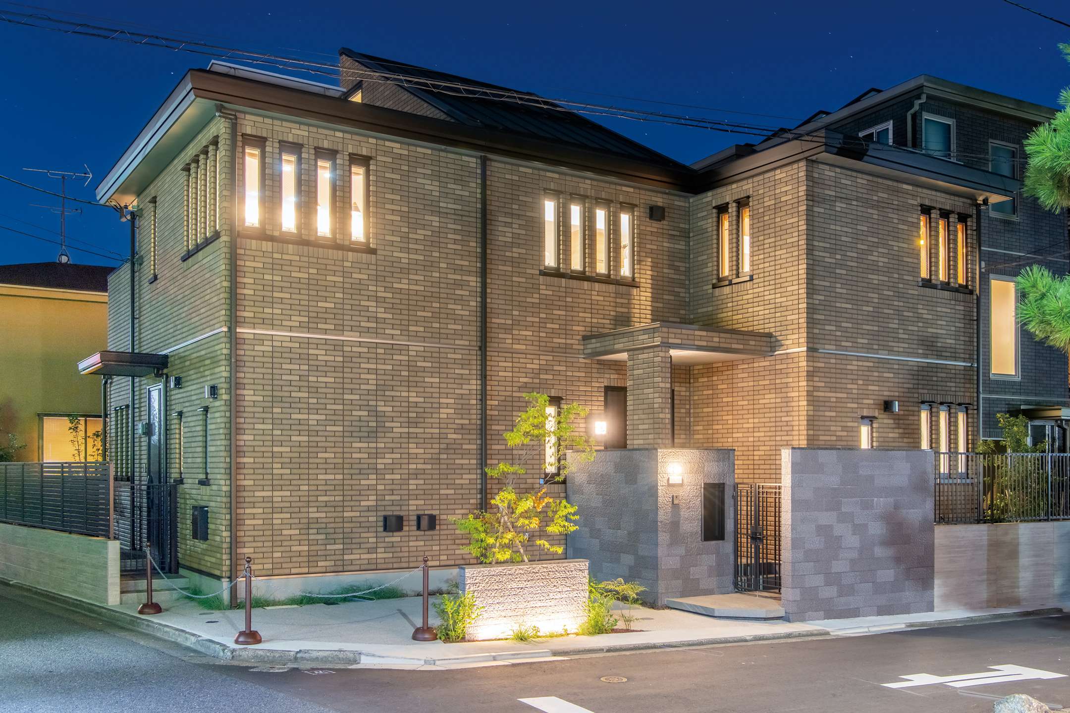 東京セキスイハイム建築事例_ライトアップされたメイン玄関側の外構とファサード