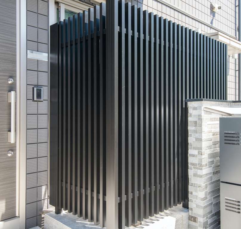 東京セキスイハイム建築事例_格子状のフェンスは外観のアクセントにもなっています