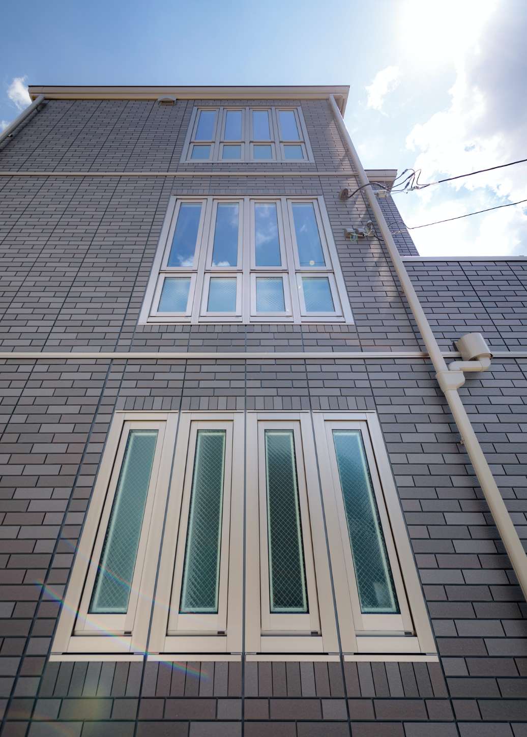 東京セキスイハイム建築事例_縦に連なる4連窓が目を引く外観