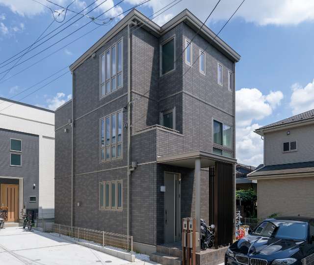 東京セキスイハイム建築事例_二世帯の居住スペースをフロアで分け、共用スペースを1階に配置