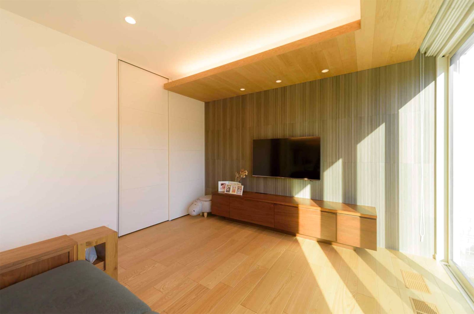 東京セキスイハイム建築事例_調湿効果のある壁材・エコカラットと木調クロス張りの下がり天井