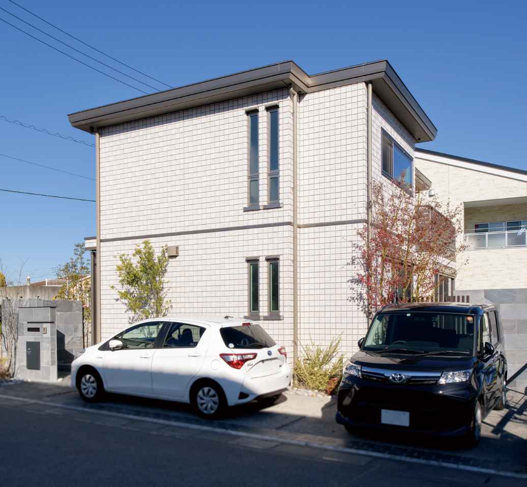 東京セキスイハイム建築事例_道路に面した西側に２台分の駐車スペース