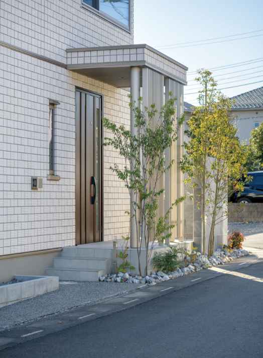 東京セキスイハイム建築事例_北側の道路に面した玄関ポーチ