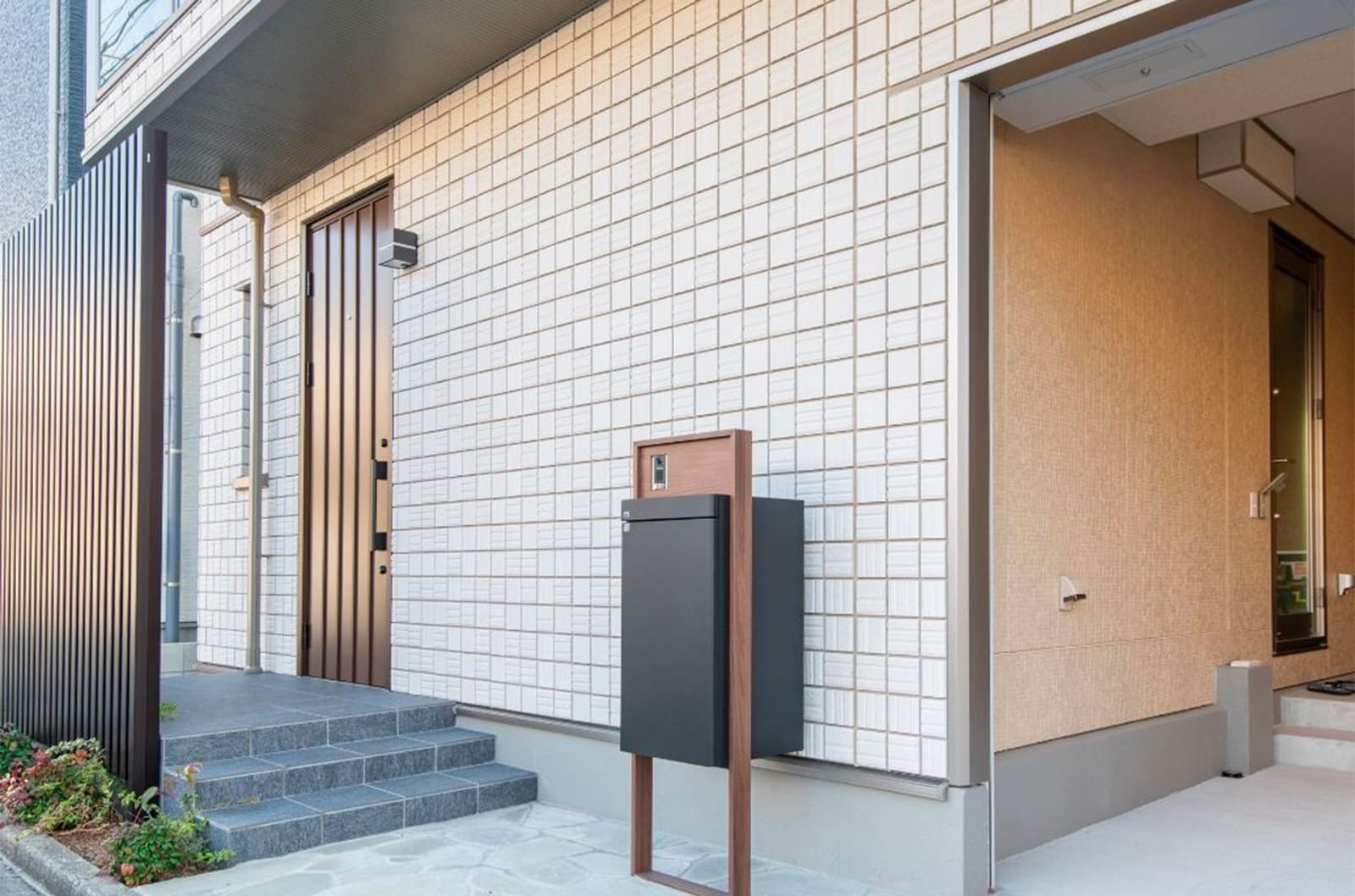 東京セキスイハイム建築事例_ガレージの出入り口には、デザイン性が高い乱張りの天然石を採用
