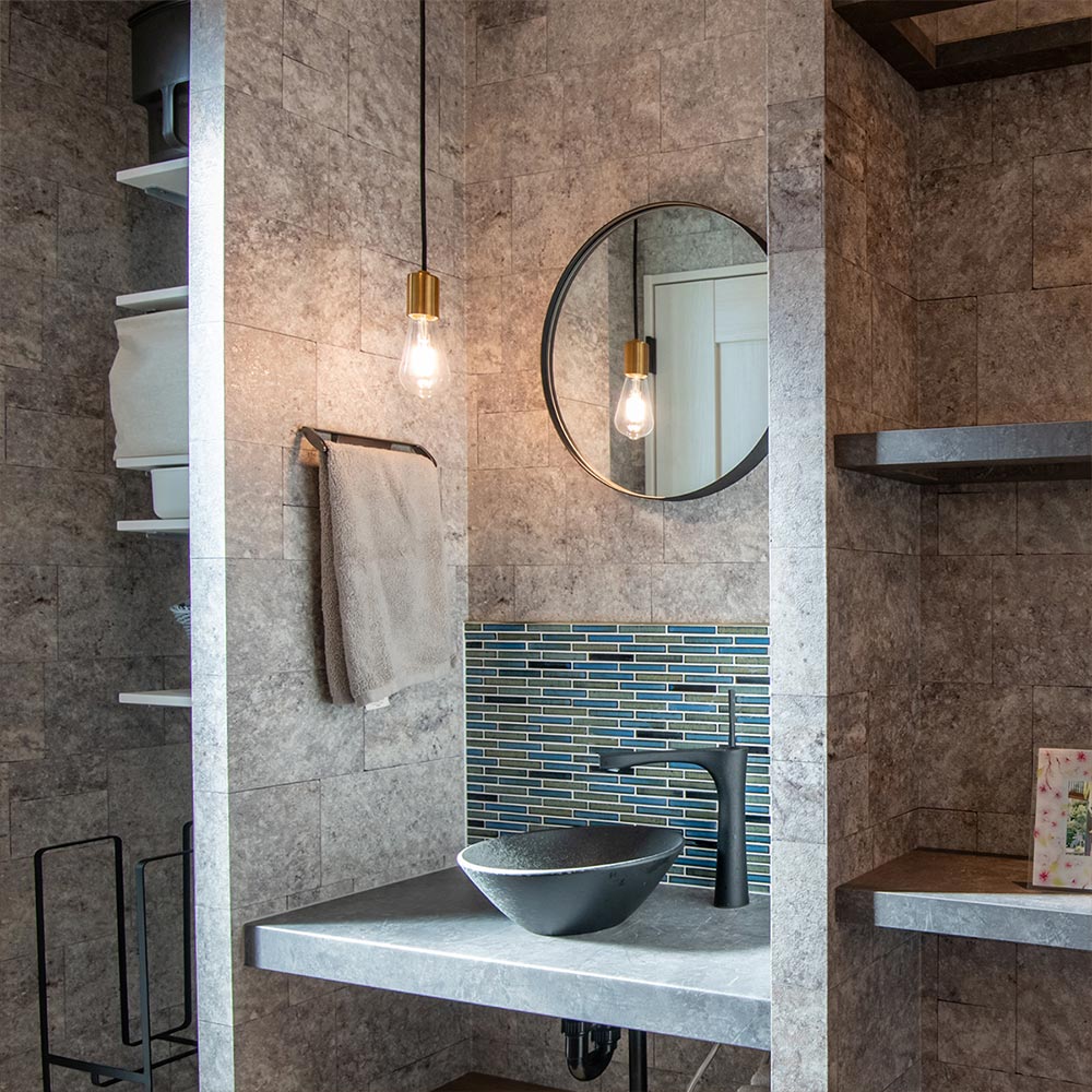 イメージ_東京セキスイハイム建築事例_玄関ホールの奥に設置した洗面台は、タイルや照明でおしゃれな雰囲気に