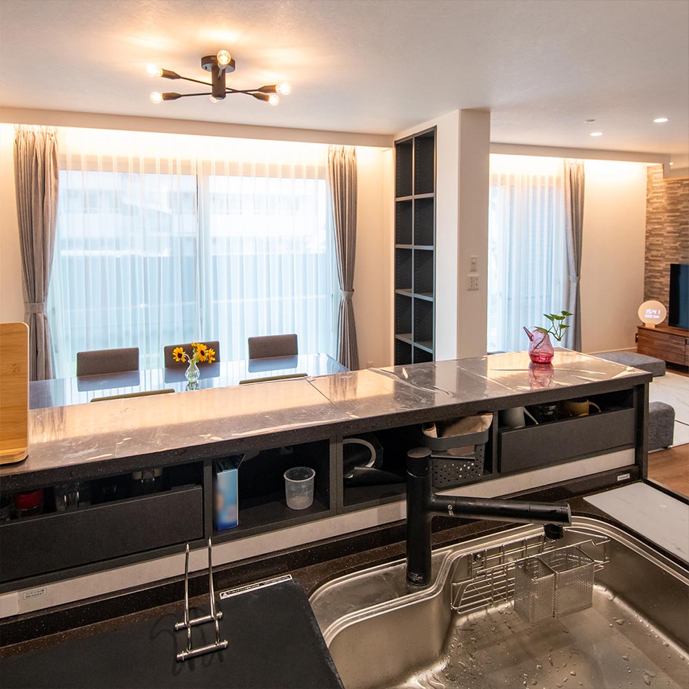 イメージ_東京セキスイハイム建築事例_立ち上がりのあるカウンターを採用