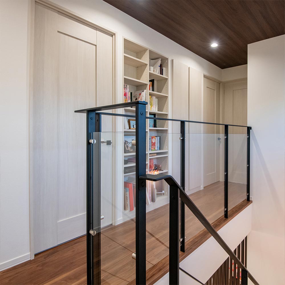 イメージ_東京セキスイハイム建築事例_2階ホールには家族共用の本棚を造り付け