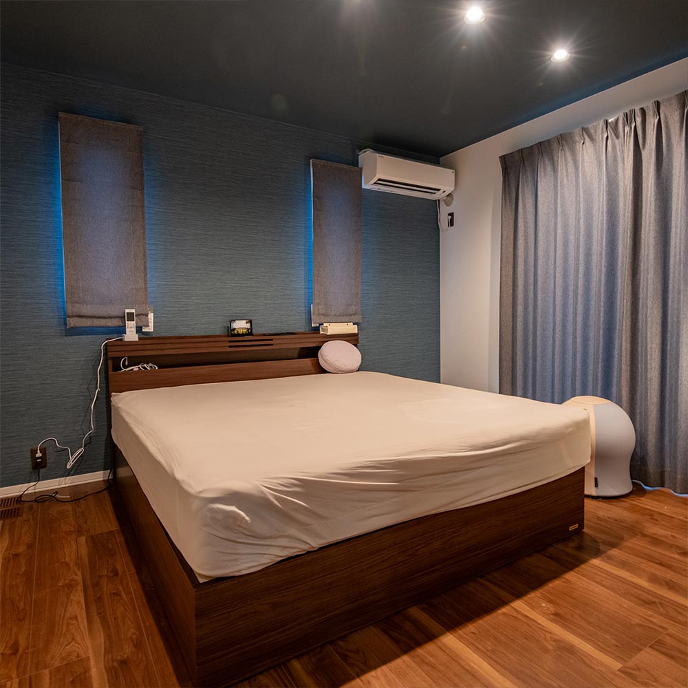 イメージ_東京セキスイハイム建築事例_主寝室はネイビー系のクロスで落ち着きと上質感を演出