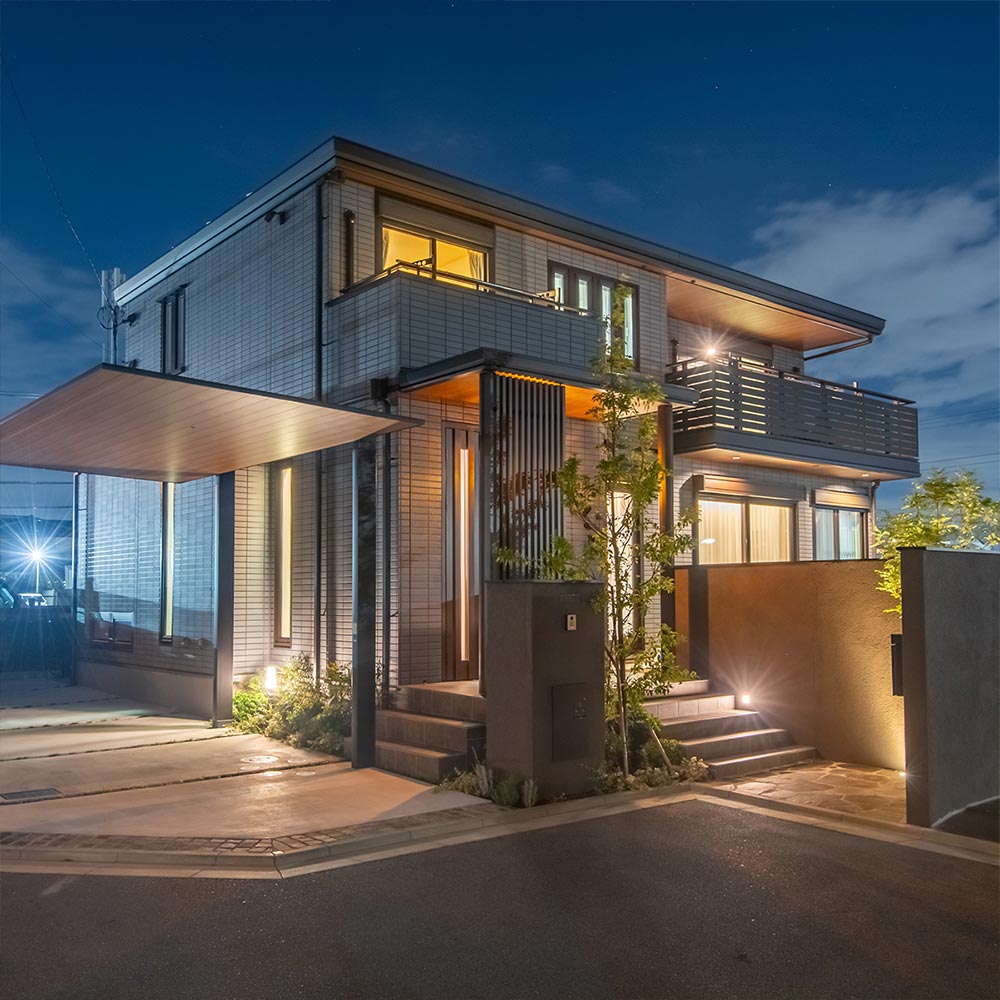 イメージ_東京セキスイハイム建築事例_アプローチや庭に間接照明を設け、夜も美しく映える外観に