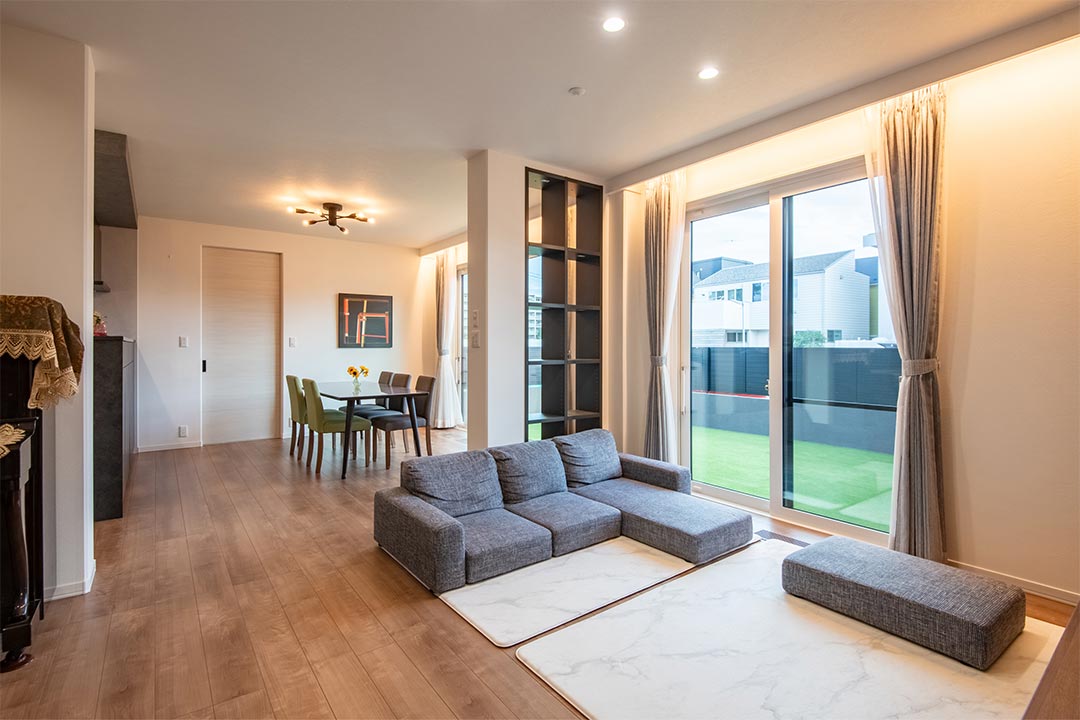 イメージ_東京セキスイハイム建築実例_南向きのLDKは、庭のグリーンと光に包まれた心地よい空間