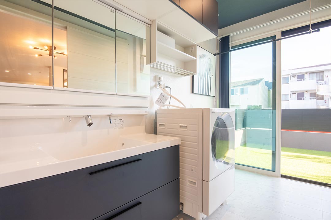 イメージ_東京セキスイハイム建築実例_明るいサンルーム＆洗面室で、家事も身支度も快適に