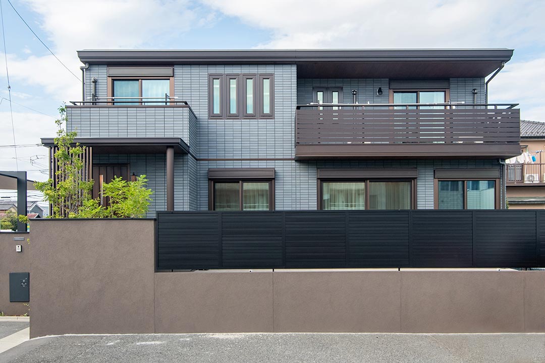 イメージ_東京セキスイハイム建築事例_高さ約2mの塀は、玄関ポーチやバルコニーの色と合わせ建物となじむデザインに