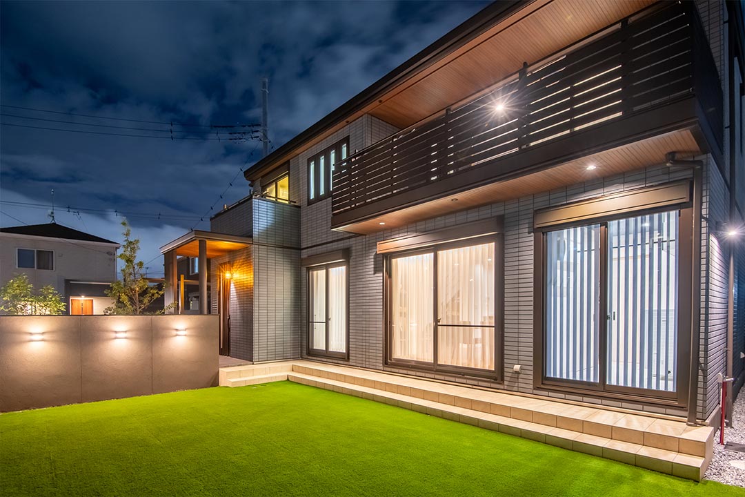 イメージ_東京セキスイハイム建築事例_ウォールライトの光が夜の庭のアクセントになっています
